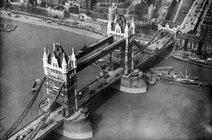 Die Londoner Tower Bridge in den 20er Jahren
